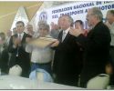 Néstor Kirchner recibiendo un presente de Moyano